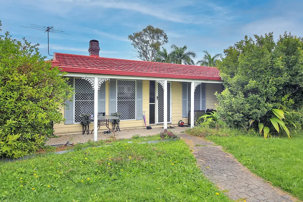 Crestmead 3Zimmer Spacious Single-Level Family Home on a Corner 703m2 Block