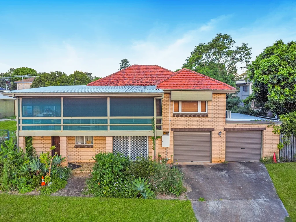 Bracken Ridge 3chambre Elevated 1,189m² Block with Views, Pool & Huge Potential!