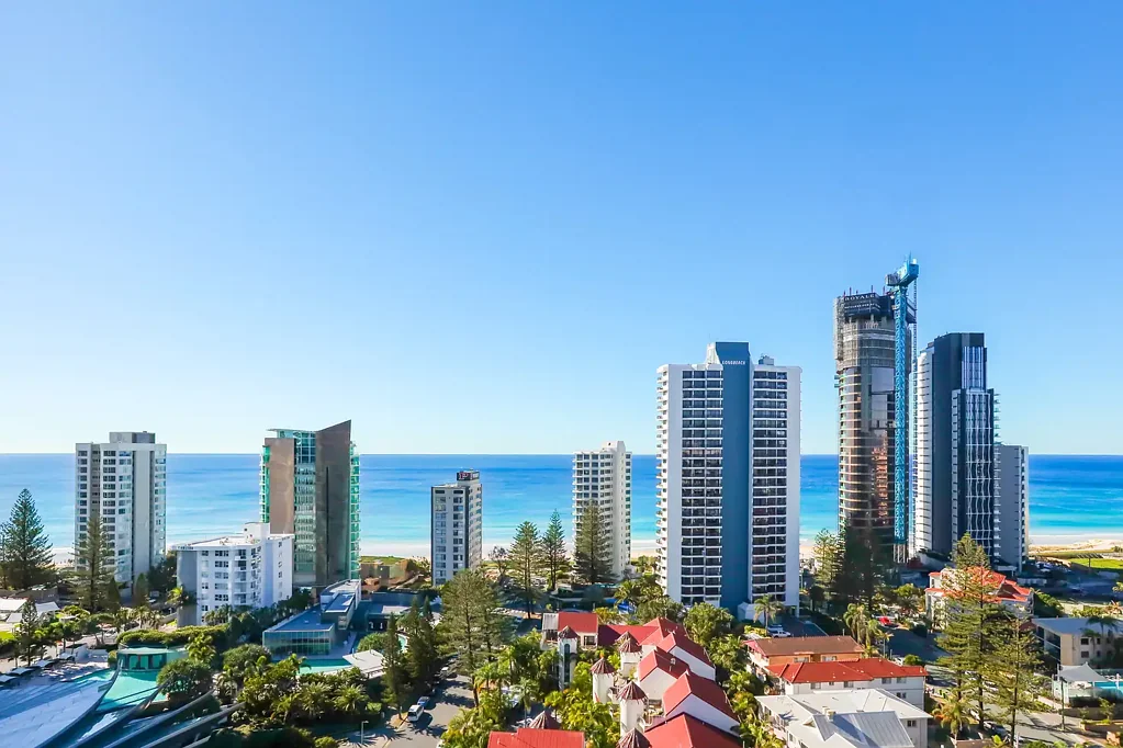 Surfers Paradise 1房  Unlock the Potential: A Home Ready for Your Vision!