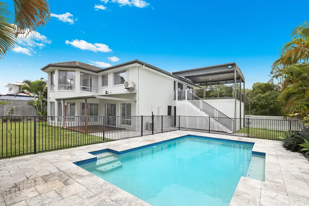 LARGE FAMILY HOME WITH POOL!