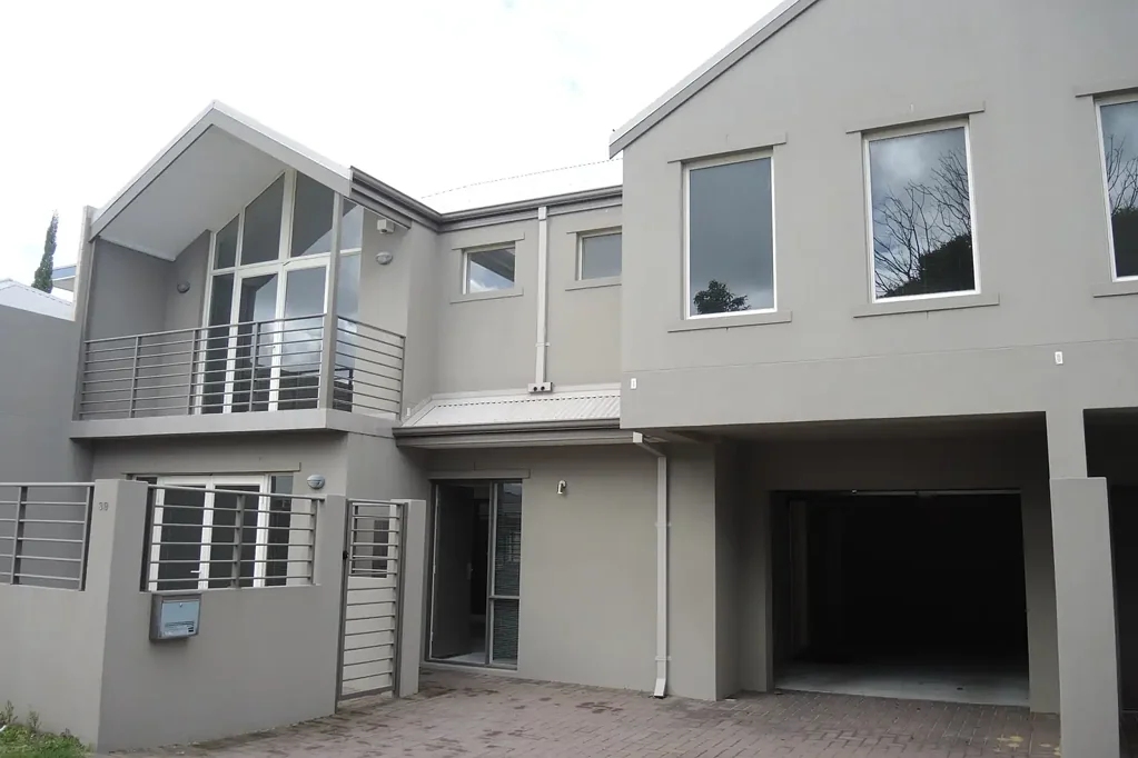 Stylish Townhouse Living in a Prime Location!
