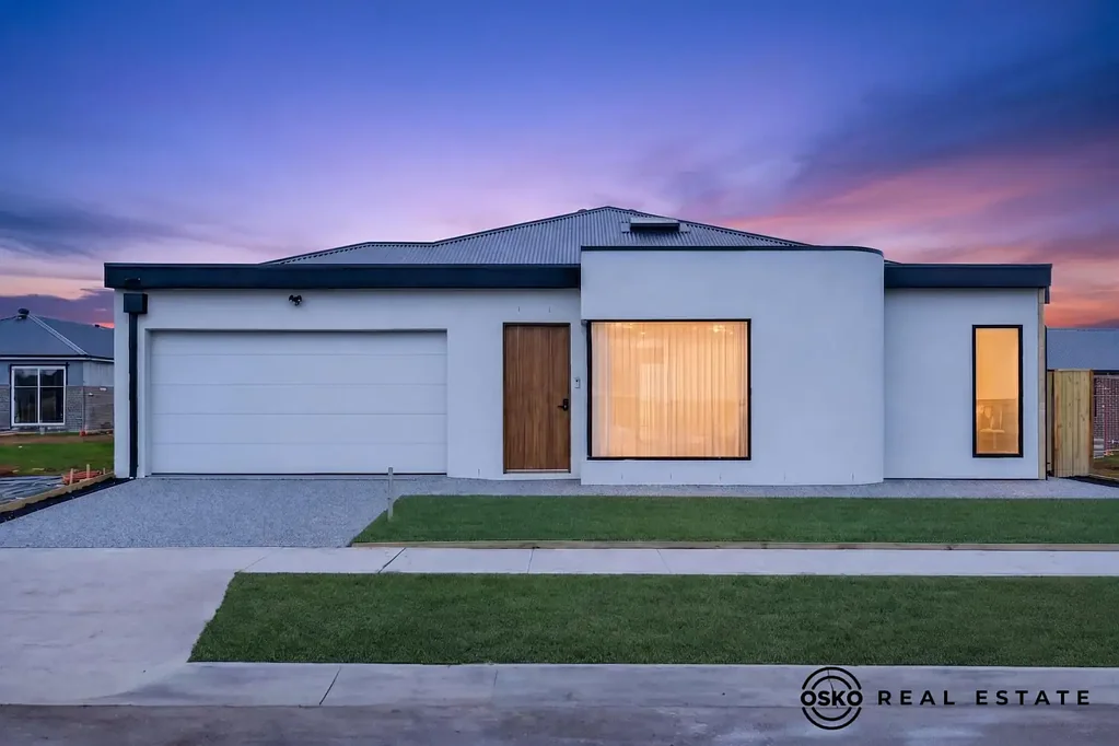 Deanside 4房 15 SHIVAY STREET, DEANSIDE VIC 3336
独一无二的标志性住宅 | 420平方米土地 | 26.80 平方 | 4 卧室 | 3 浴室 | 4 卫生间 15 SHIVAY STREET, DEANSIDE VIC 3336
A One-of-a-Kind Statement Home | 420sqm Land | 26.80 Squares | 4 Bedrooms | 3 Bathrooms | 4 Toilets