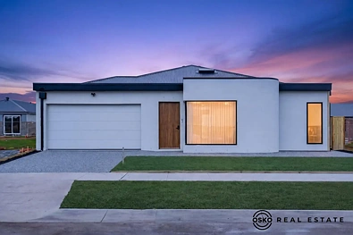 Deanside 4房 15 SHIVAY STREET, DEANSIDE VIC 3336
独一无二的标志性住宅 | 420平方米土地 | 26.80 平方 | 4 卧室 | 3 浴室 | 4 卫生间 15 SHIVAY STREET, DEANSIDE VIC 3336
A One-of-a-Kind Statement Home | 420sqm Land | 26.80 Squares | 4 Bedrooms | 3 Bathrooms | 4 Toilets