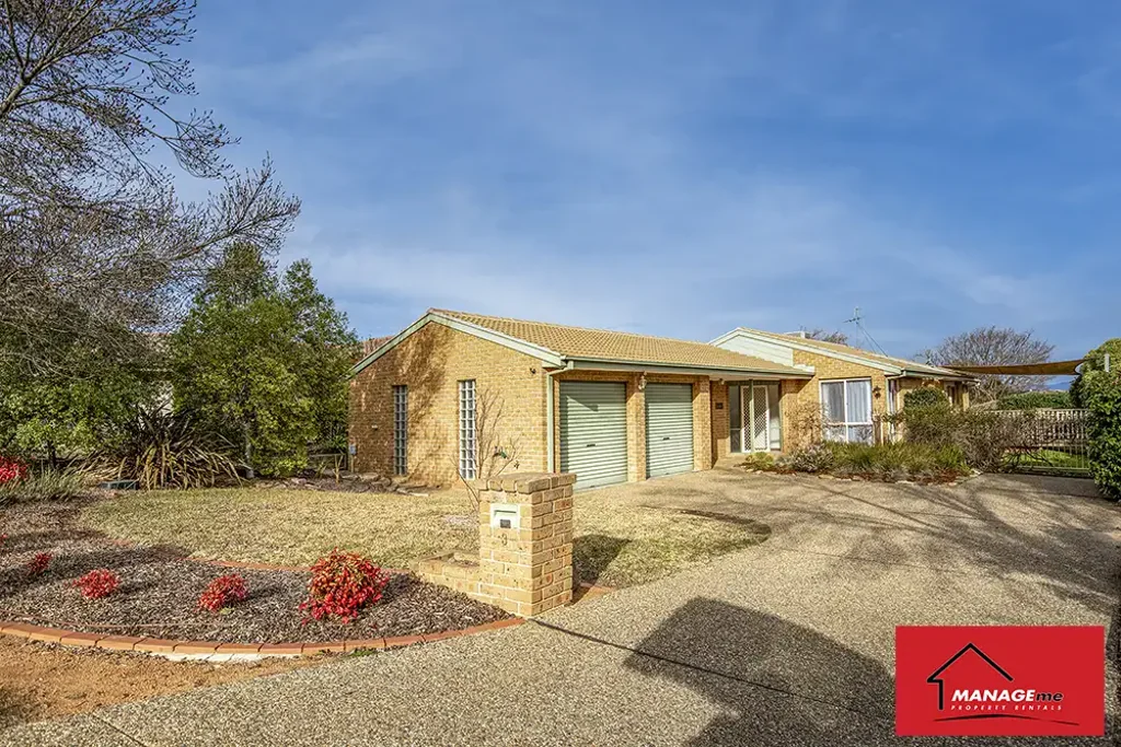 SEPARATE LIVING AREAS | QUIET CUL-DE-SAC | WALK TO SCHOOLS & SHOPS
