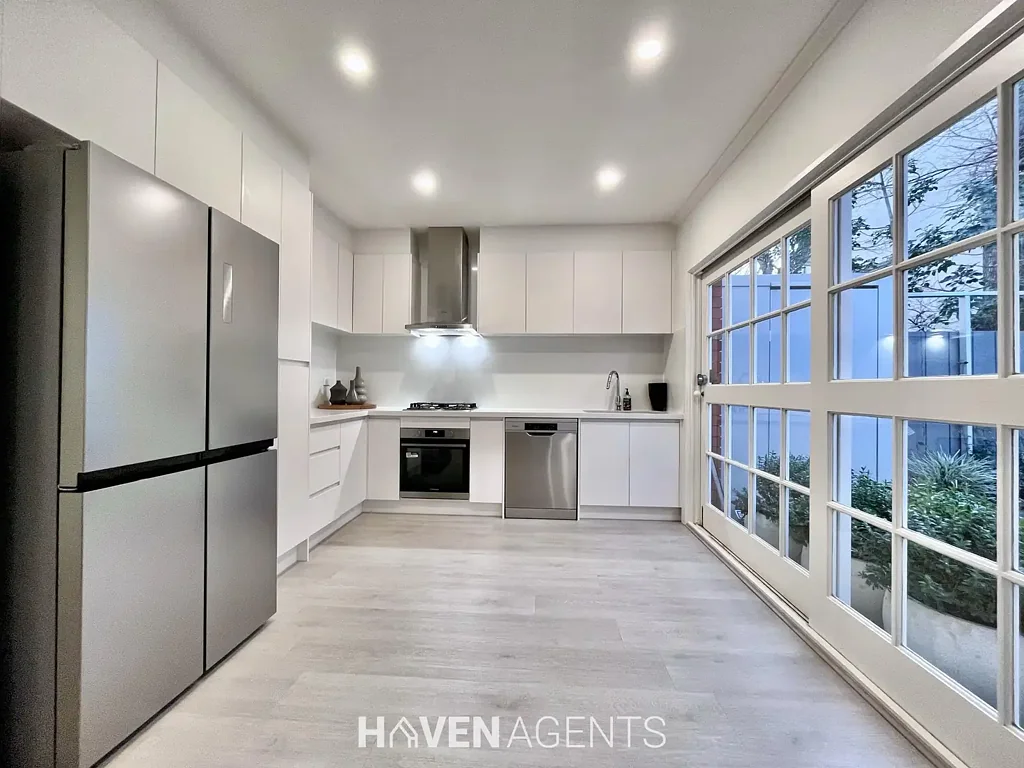 FULLY FURNISHED, CHIC TWO BEDROOM TOWNHOUSE IN THE HEART OF PRAHRAN II HAVEN AGENTS