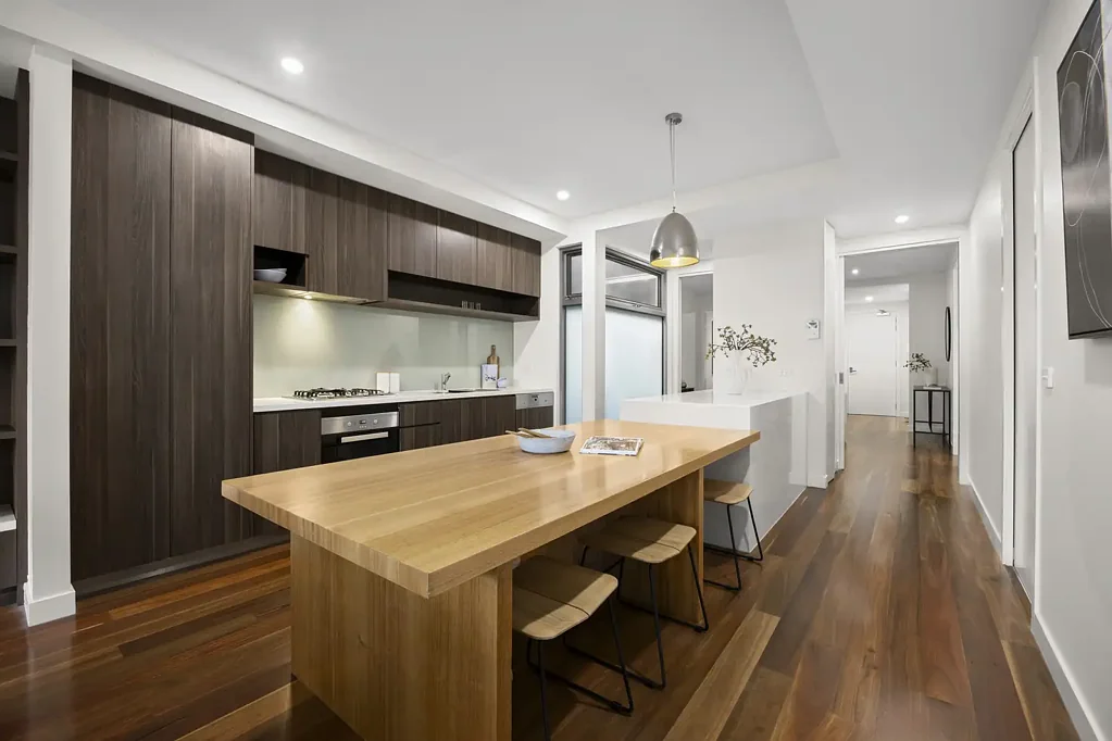 House-like Bay Street Seclusion