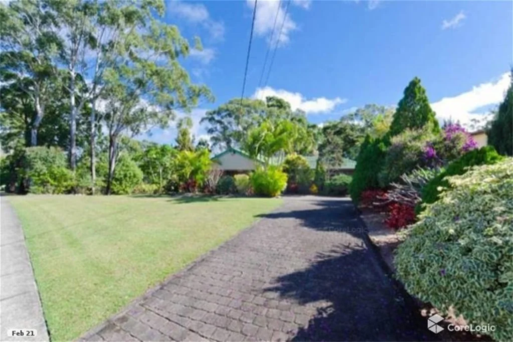 Ashmore 4chambre RENOVATE & CAPITALISE  2658m2  LAND IN ASHMORE VERY SOUGHT AFTER STREET, OR REBUILD & CREATE YOUR DREAM HOME
I