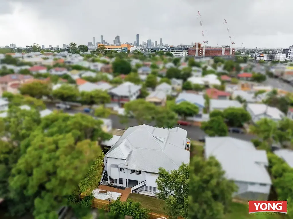 Annerley 7房 Annerley黄金地段 400m²宽绰地块 三单元独立设计 现代装修低维护 收入潜力巨大 生活设施便捷 3-in-1 Luxury Living