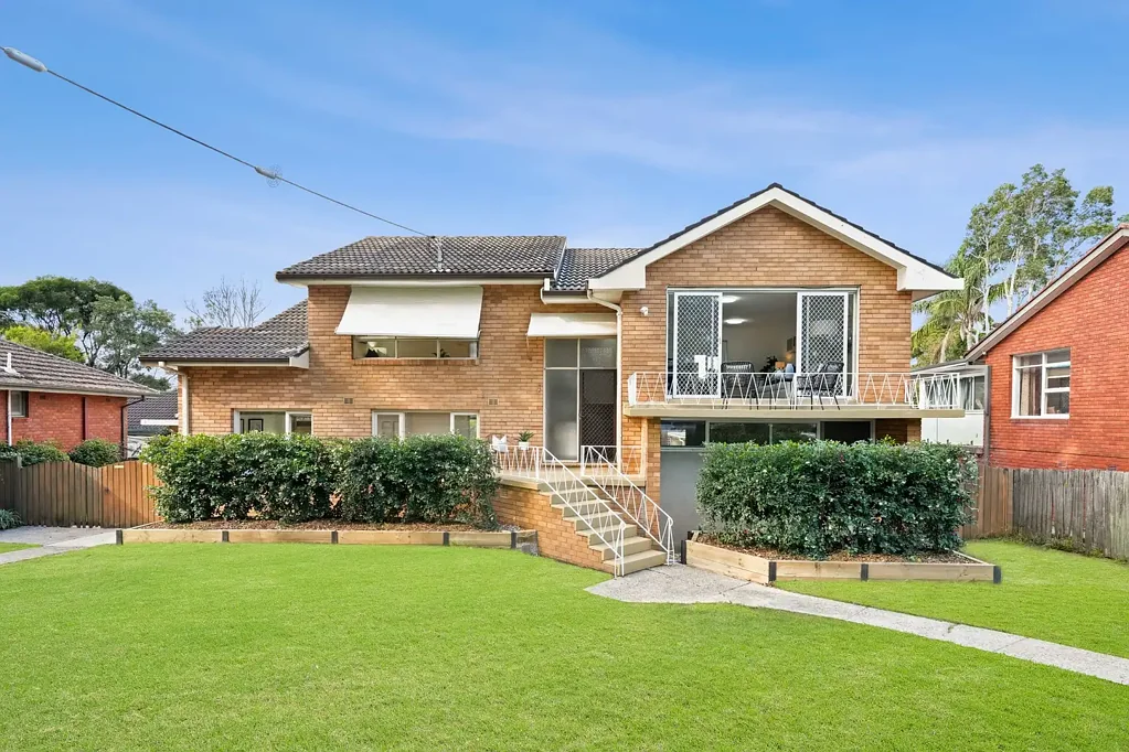 West Pennant Hills 5房 黄金地段双层宅 五卧五区设计 独立附属住宿 私密泳池庭院 厨房储物充足 巴士近校优邻 Spacious Family Living with Versatile Dual Accommodation & City Convenience
