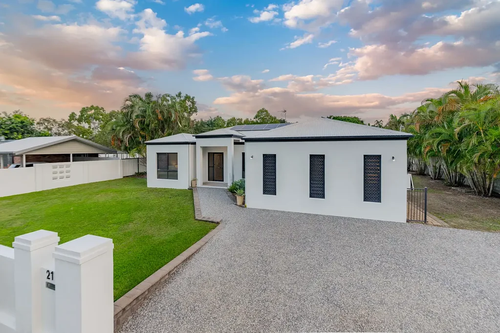 Bushland Beach 5Zimmer Spacious Family Haven on 1,351sqm with Shed, Side Access & Modern Upgrades