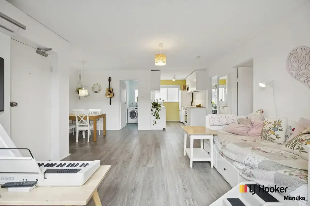 Crestwood 2Habitaciones Immaculate & Light Filled First Home or Investment