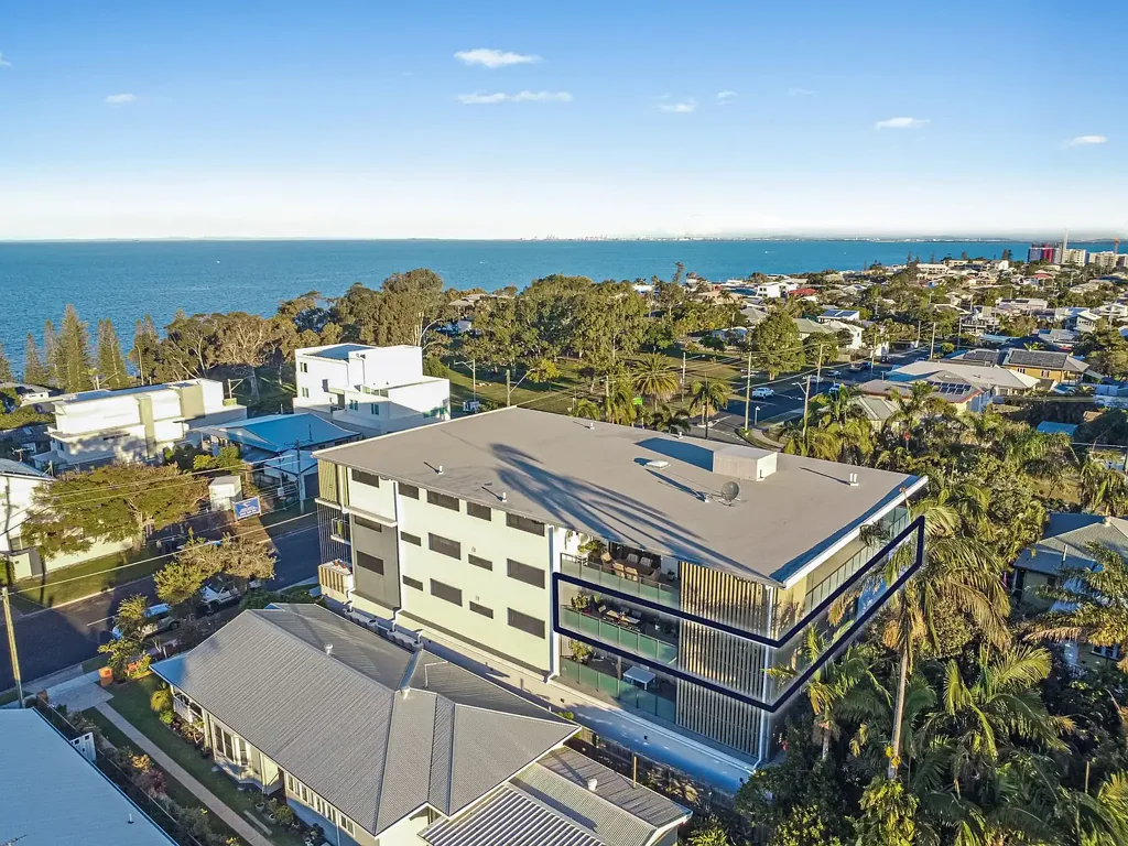Woody Point 3 Bedroom Sunlit Corner Apartment with Water Views - Woody Point Lifestyle at Its Best