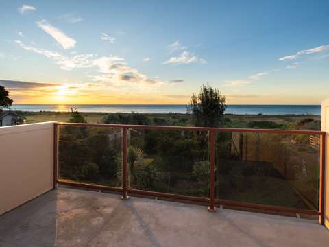 Rarangi 3房  Coastal Charm Meets Rustic Luxury in Rarangi