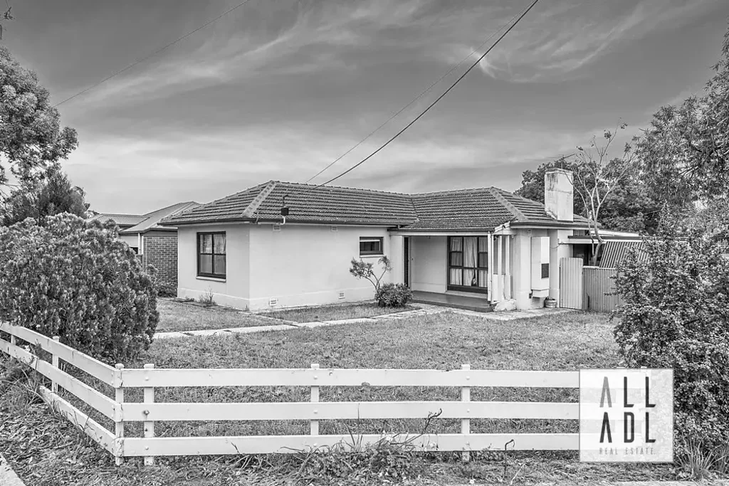 Clearview 3房  Solid Brick Home on Generous 680m² Corner Block