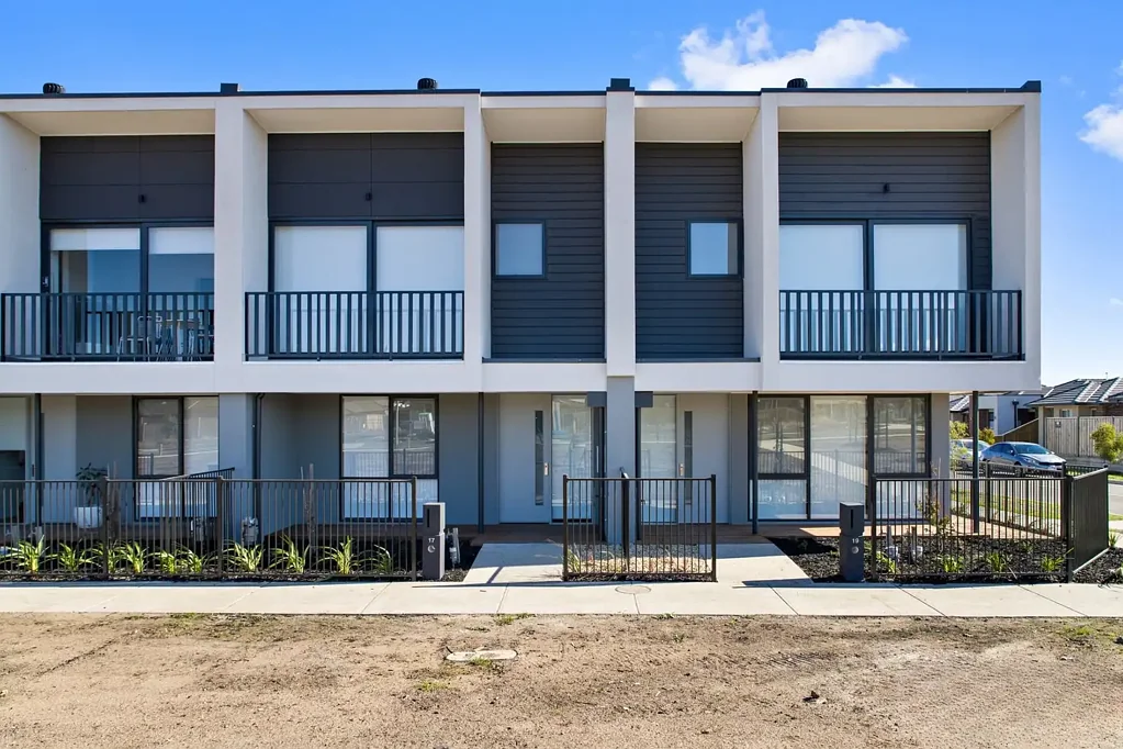 Great Sized Home Within Walking Distance to Supermarkets & Parks