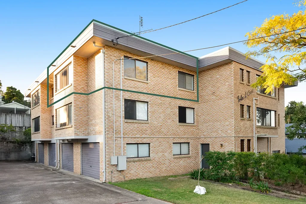 Greenslopes 2ਬੈੱਡਰੂਮ Easy-paced, enviably located – Top floor hideaway in a blue-chip street, steps to Mall, buses & Jam Pantry