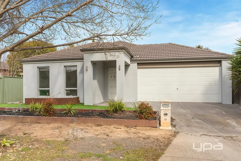 SPACIOUS & INVITING FAMILY HOME.