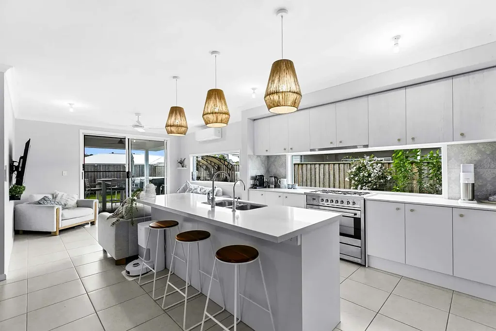 Eli Waters 4બેડરૂમ High Ceilings, Refined Finishes and Room for the Whole Family