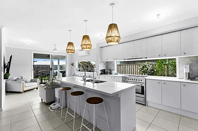 Eli Waters 4Kwarto High Ceilings, Refined Finishes and Room for the Whole Family