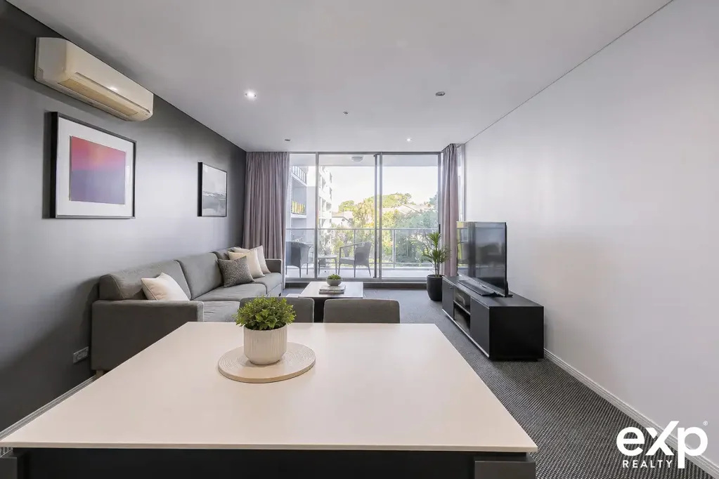 Southport 2 Slaapkamer Spacious 2-Bedroom Apartment with Study & Oversized Car Space in Prime Southport Location