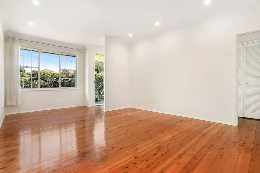 Renovated 2-bedroom villa with garage and courtyard