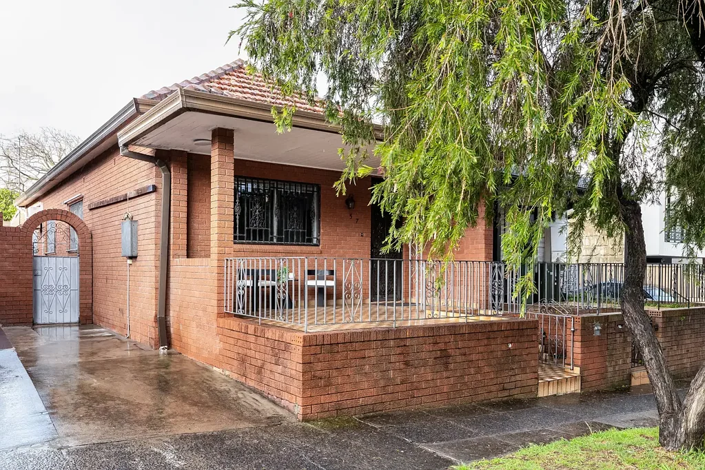 Marrickville 3 Slaapkamer Timeless three-bedroom home with leafy courtyard