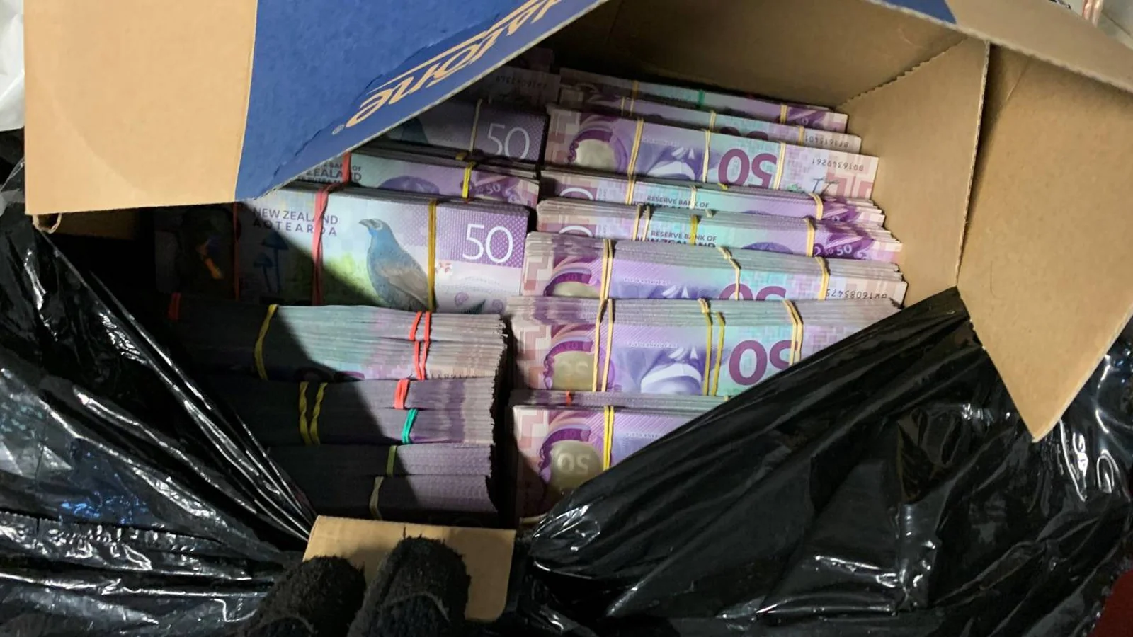 数十万现金、大量毒品被缴获!警方突袭下,3人在奥克兰、怀卡托多地落网