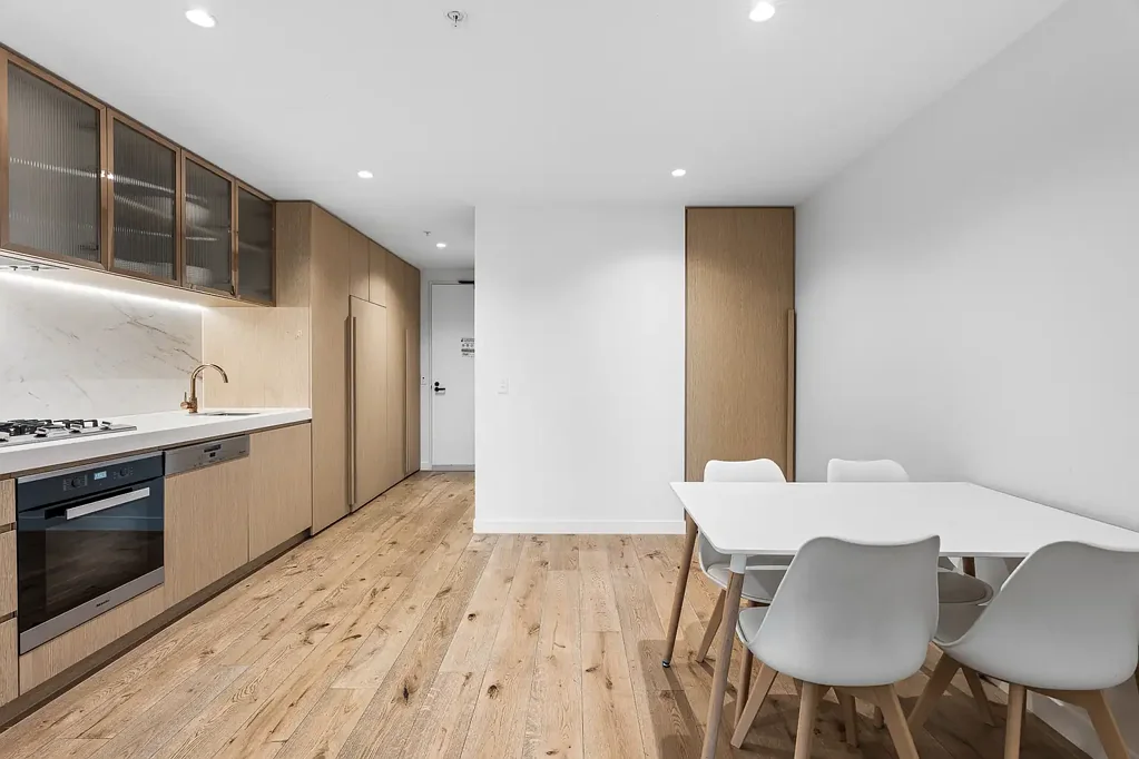 Melbourne 2房 高楼层城市视野 开放式客厅阳台 时尚厨房stone台面 现代卫浴European洗衣 设施齐全健身房 Collins街便利生活 Modern City Living with Breathtaking Views