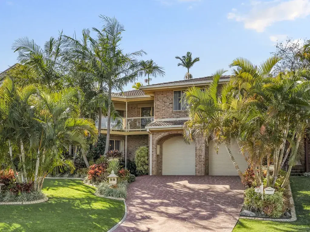 Coffs Harbour 4 Bedroom Elevated Family Living and Exceptional Garaging...