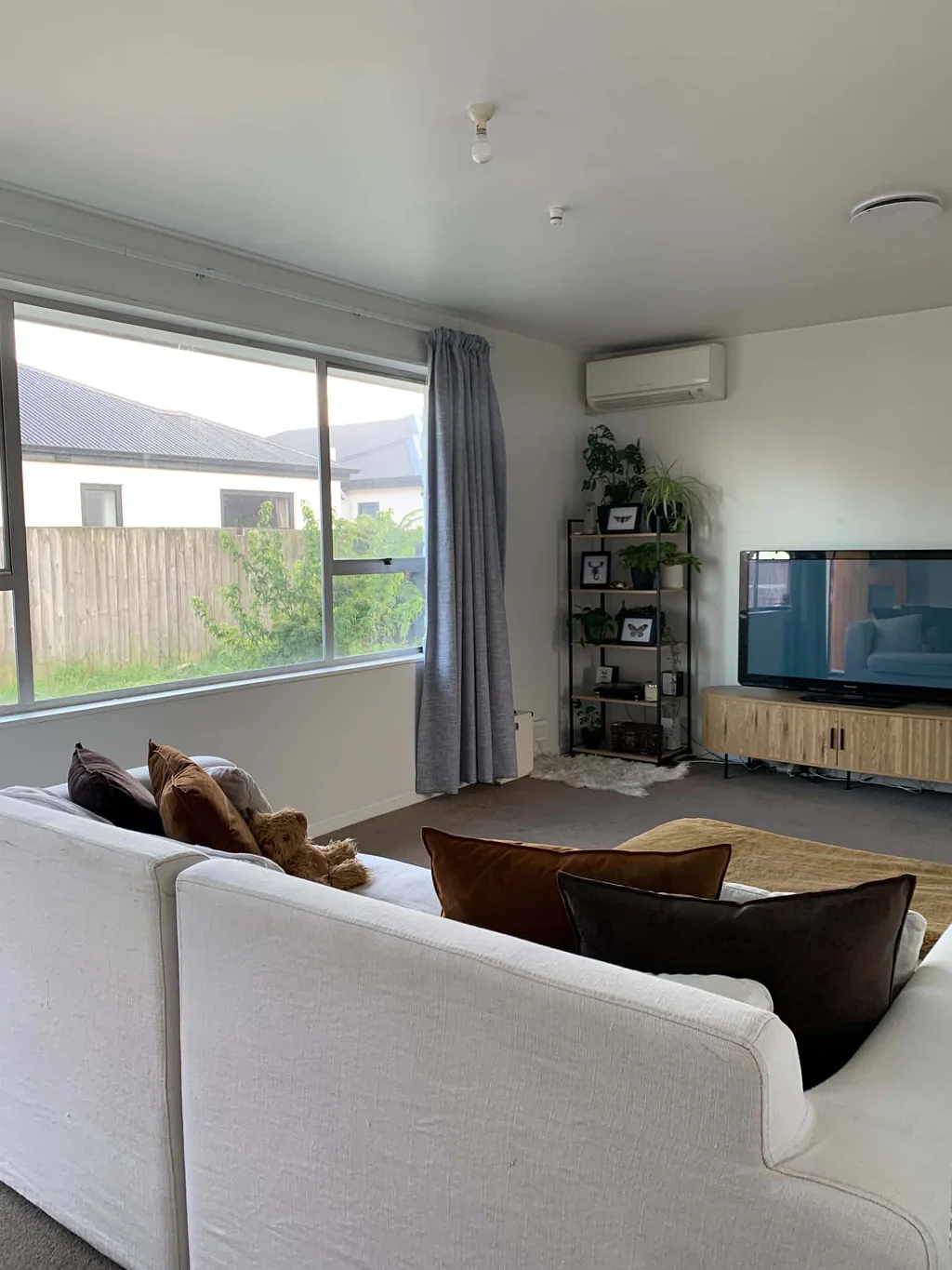 Sunny & Private 2 Bedroom Unit in a Convenient Hornby Location