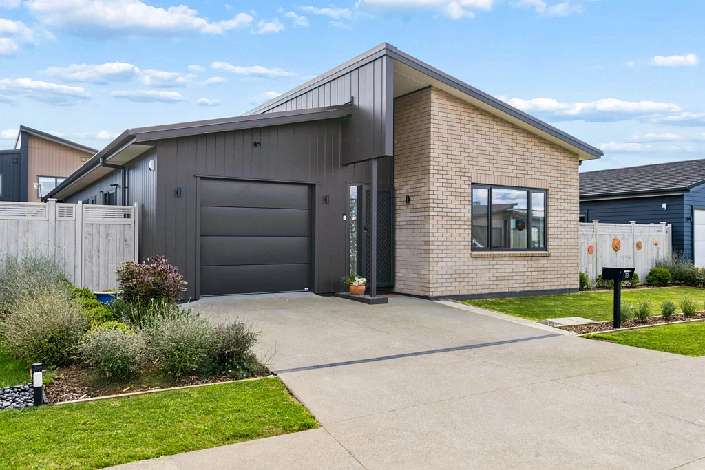 Conifer Grove 4 Bedroom BETTER THAN NEW IN WAIATA SHORES!