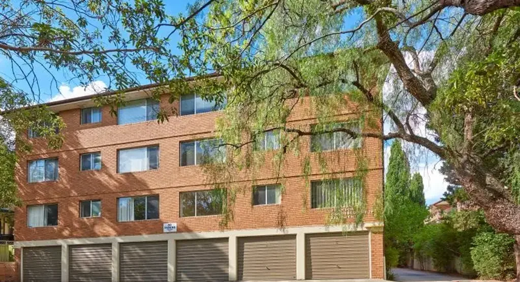 SPACIOUS LIVING IN A CONVENIENT WESTMEAD LOCATION!