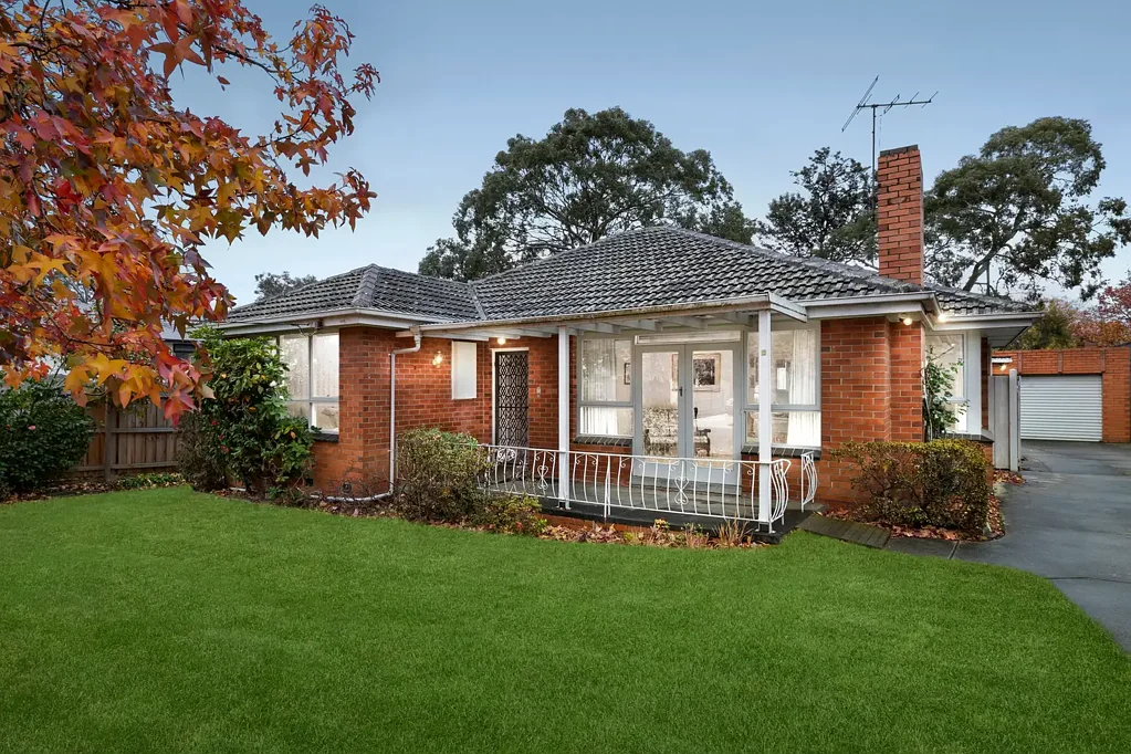 Mount Waverley 4房 Mount Waverley珍稀地块 657sqm阔地 四卧四区 阳光充裕 潜力无限 蓝筹地段 步行便利 A Bright Future Awaits in the Heart of Mount Waverley