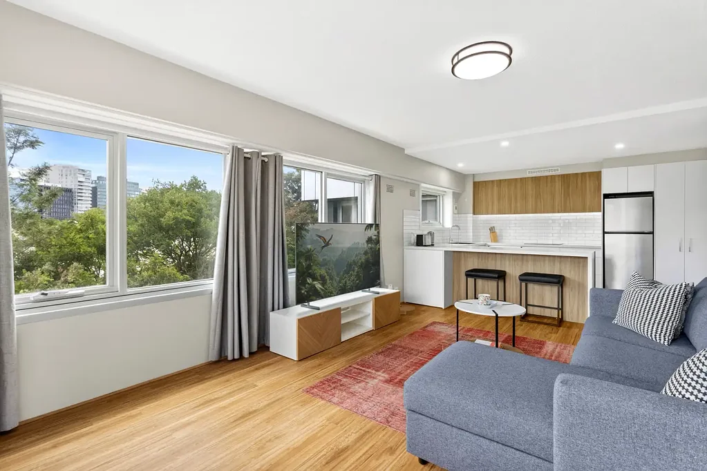 Kirribilli 2房 悉尼港桥景  木地板铺陈  南北转角窗  Bosch厨房  平层电梯直达  私密安全  现代清新  近车站咖啡馆 Bridgeview' Residence Presented for Immaculate Contemporary Living