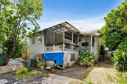 犯罪案底+淹水，奥克兰问题住宅勇闯拍卖场，成交价超预期