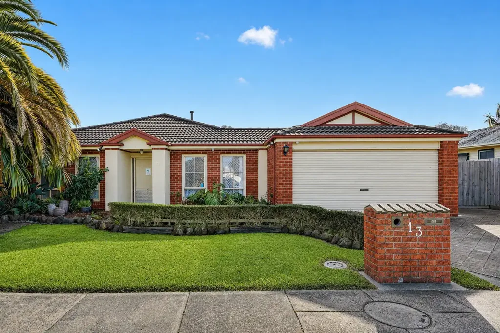 Cranbourne 4 Bedroom A TRUE FAMILY HOME WITHIN ONLY 200M OF CRANBOURNE TRAIN STATION!!