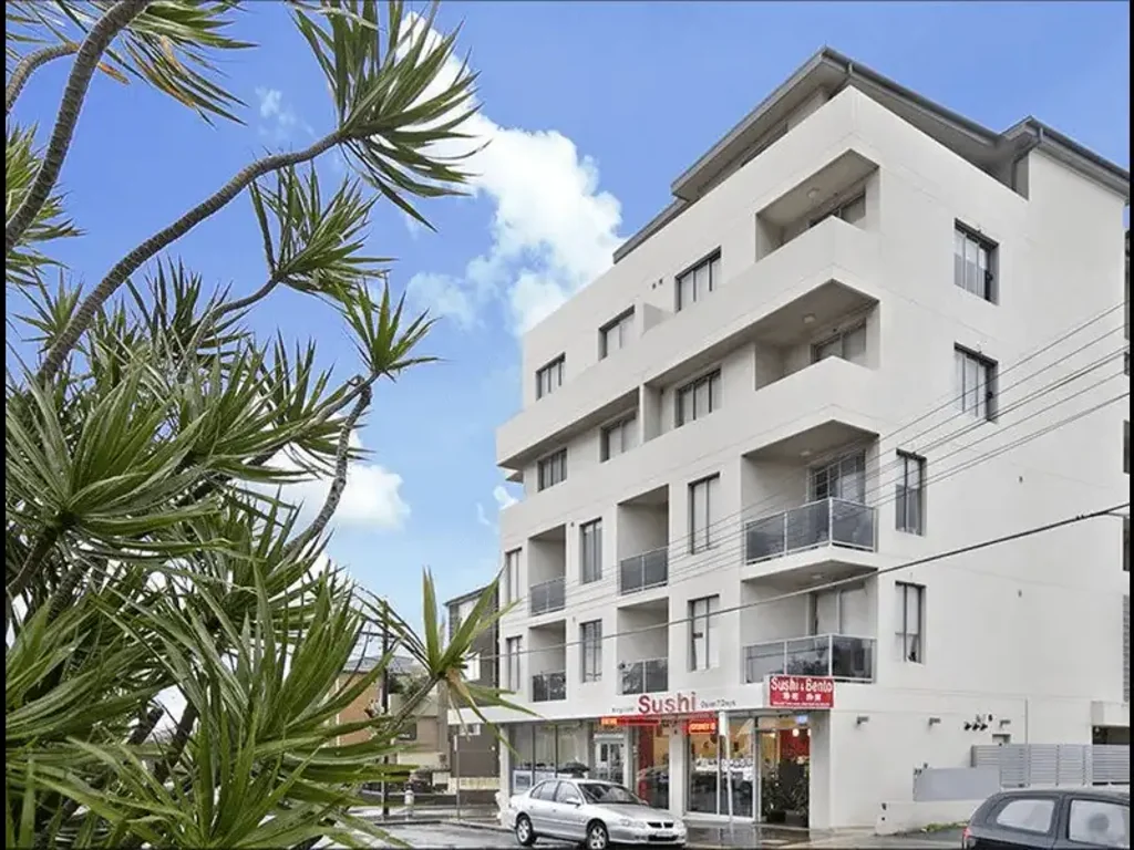 HUGE BRIGHT AND MODERN 2 BEDROOM APARTMENT - ELEVATOR ACCESS.