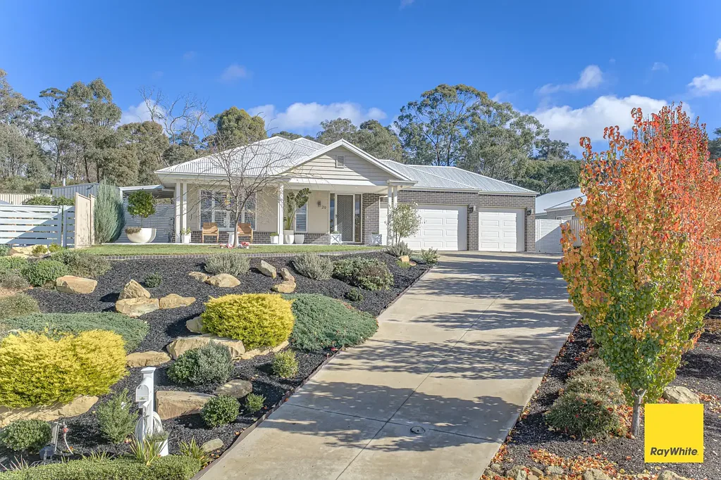 Golden Square 5Habitaciones Luxury Family Living on 1,588sqm Backing Onto Tranquil Bushland