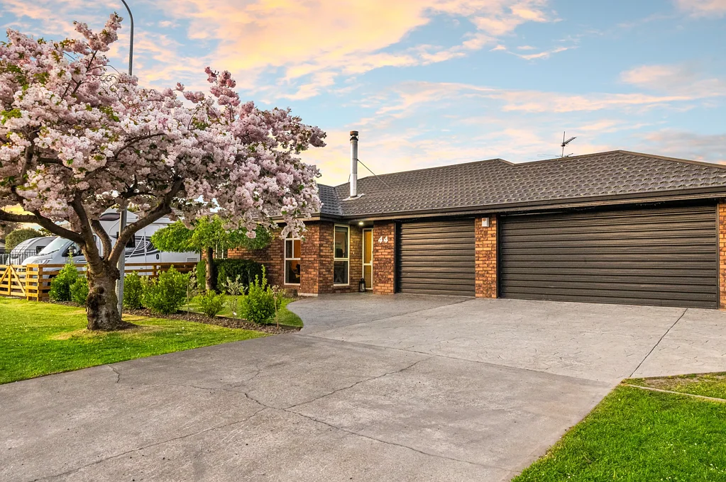 Woodend 4房  Space, solar, and triple garaging on 847sqm