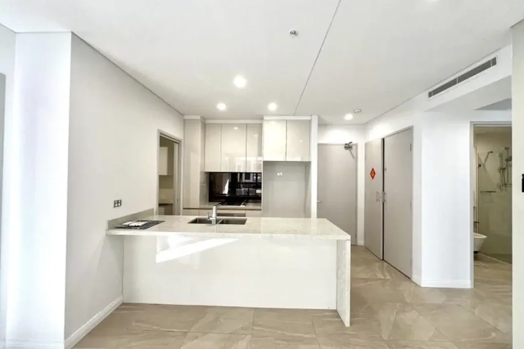 Modern Ground Floor Apartment with Direct Street Access & Two Balconies