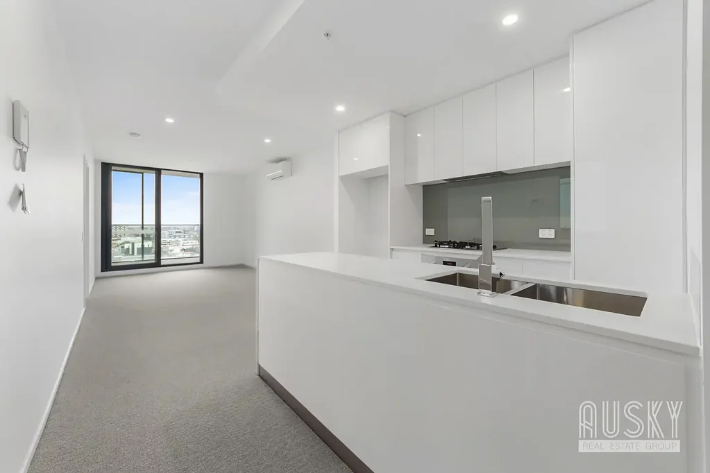 "Exquisite 3-Bedroom 2-Bathroom 2-Carpark Apartment for Lease in Riverina, Footscray!!"