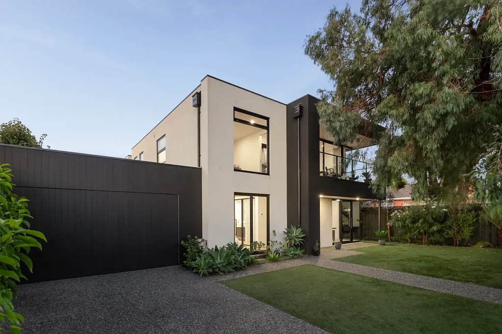 Hampton East 4ਬੈੱਡਰੂਮ Architectural Excellence in a Private Landscaped Setting