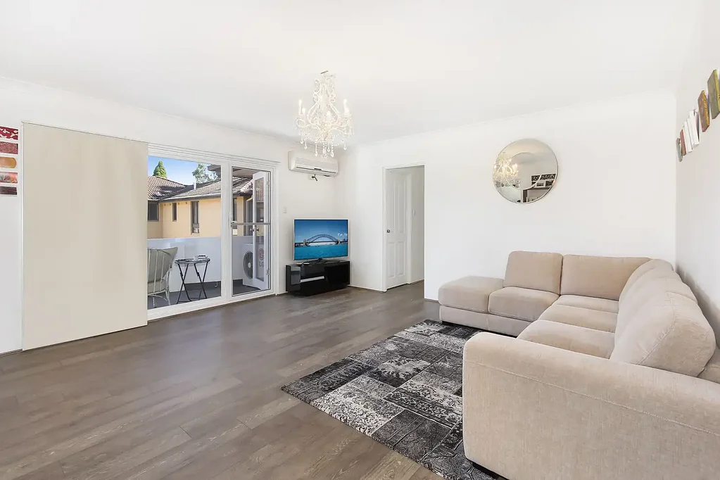 Expansive Top-Floor Apartment in a Prime Location