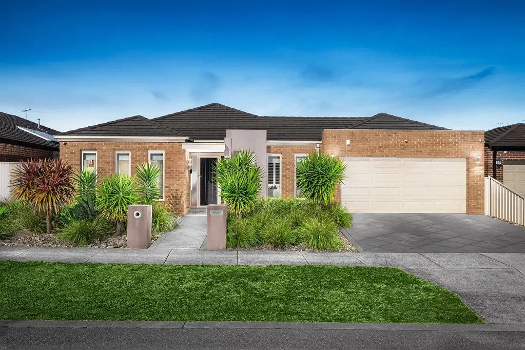 Epping 3ਬੈੱਡਰੂਮ A Rare Find - Family Living with Two Double Garages !!