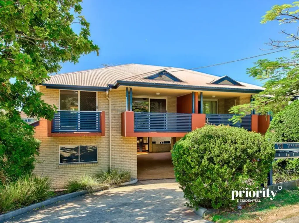 Two storey with spacious and private courtyard