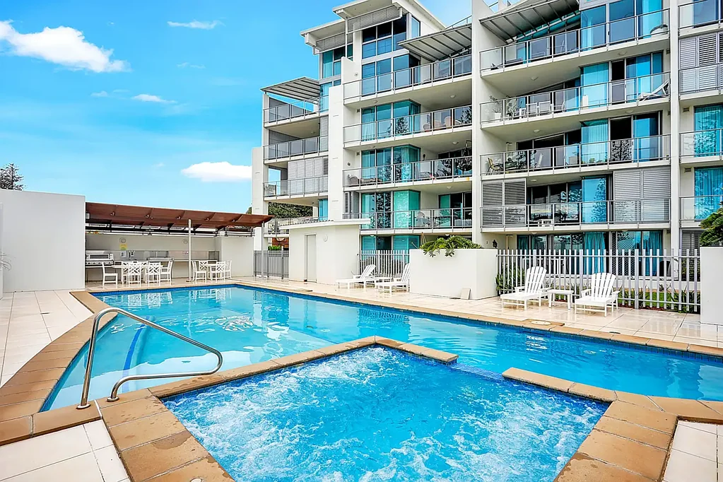 1 BEDROOM GROUNDFLOOR UNIT OPPOSITE BEACH