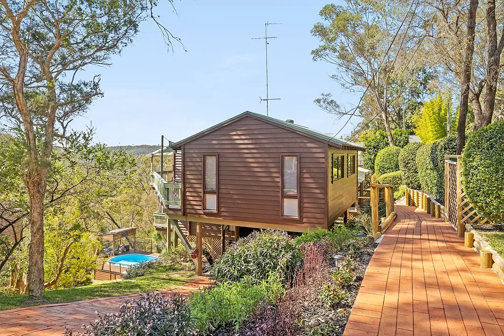 Hornsby Heights 4房 Berowra Valley全景视野 998平米地块 闪亮泳池配遮阳篷 多层布局拱顶客厅 Bosch Smeg高端电器 宁静尽端街道 顶尖学校便捷 Nature-framed, architect-designed family sanctuary tailored for entertaining