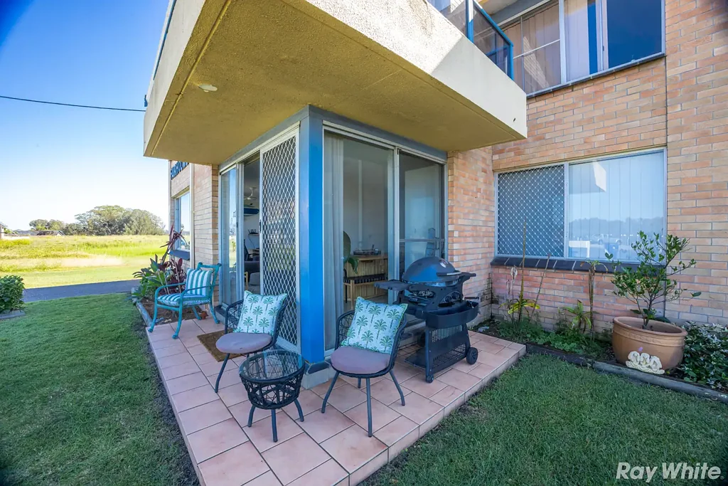 LAKESIDE LIVING WITH WALLIS LAKE JUST STEPS AWAY!