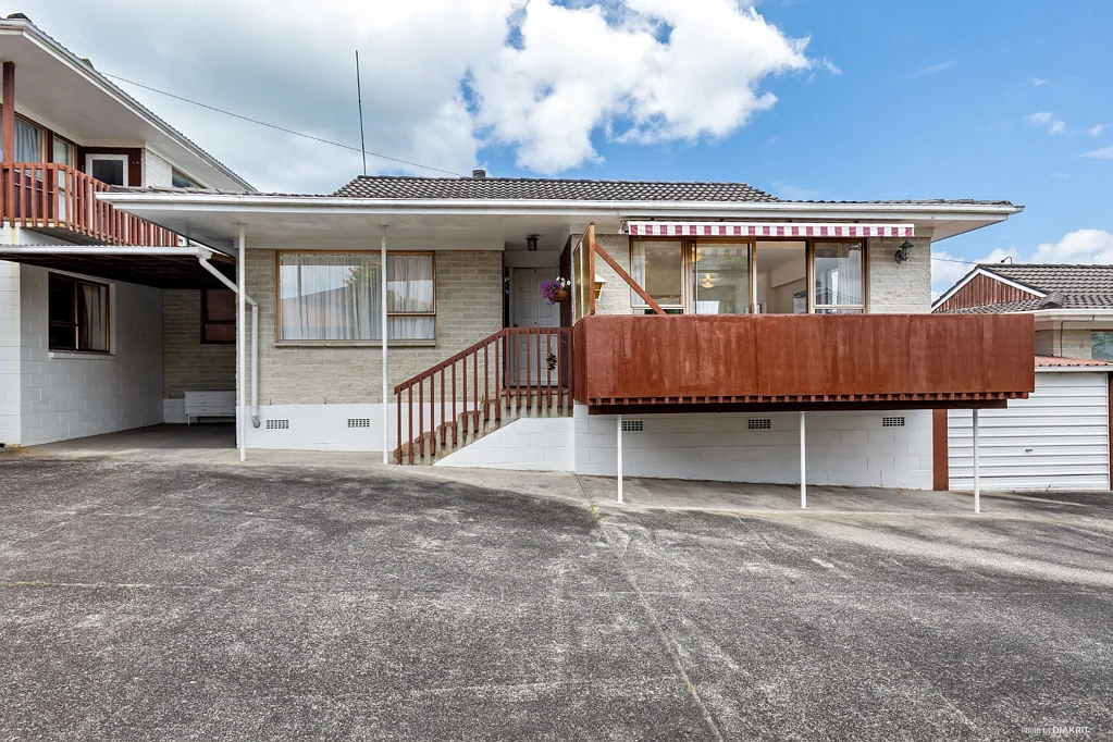 Two bedroom townhouse in Takapuna with sea views.