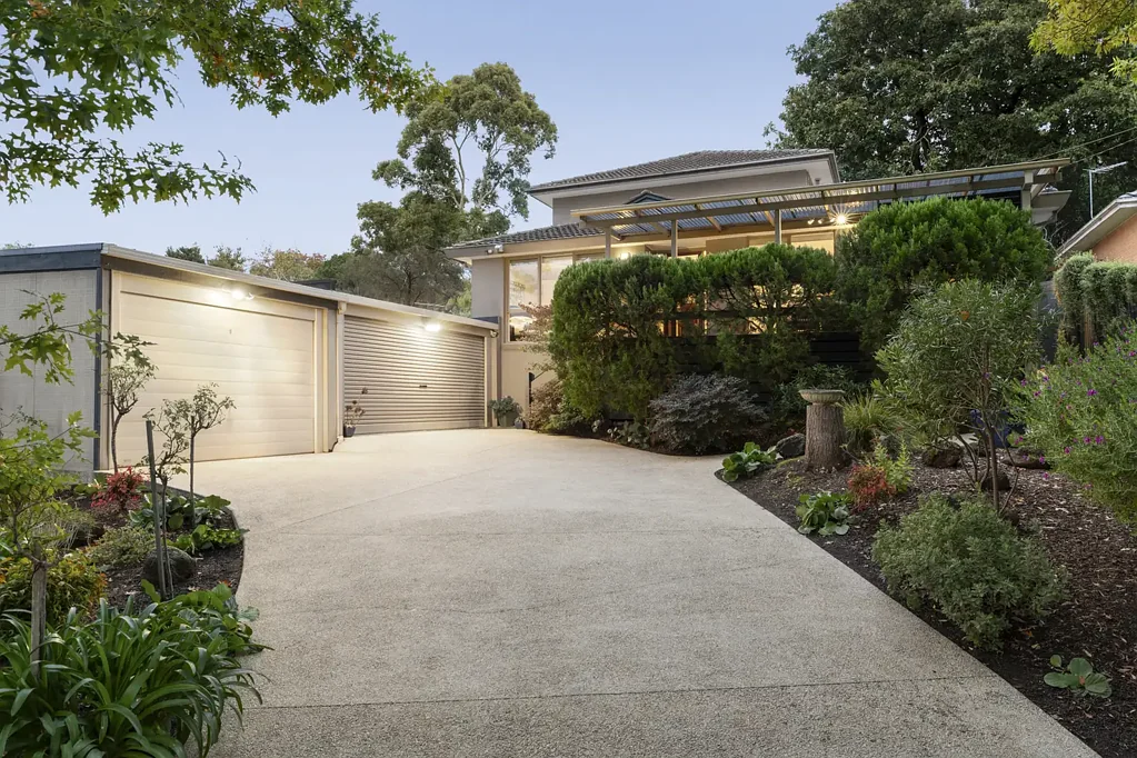 Croydon 5कमरा Four Bedrooms, Home Office and Spectacular Dandenong Ranges Views!